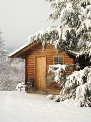 Holzhaus im Winter -  cottage in winter