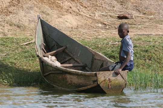 enfant sur un bateau ouganda