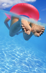 Mujer flotando en el agua
