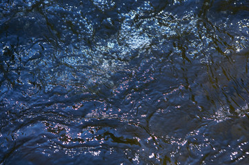 Rinnsal mit kleinen Wellen und geringer Strömung