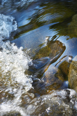 kleiner Wasserlauf mit vielen Steinen und Felsen