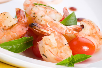 spicy grilled shrimps and basil tomato salad served.