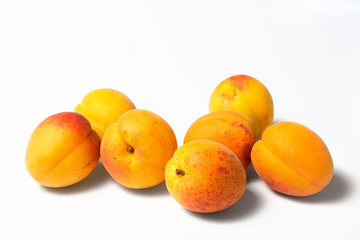 sieben aprikosen auf weissem hintergrund