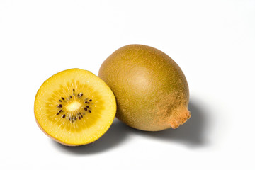 Fototapeta premium ganze und halbe goldene kiwi auf weissem hintergrund