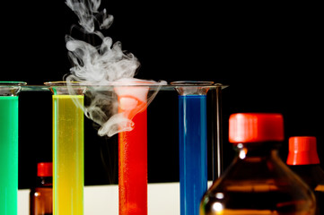 chemielabor mit flaschen, reagensgläsern, qualm