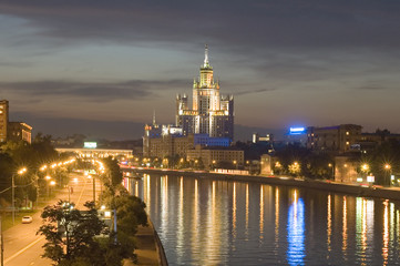 Fototapeta na wymiar Rosja. noc Moskwa wieżowiec z podświetlanym