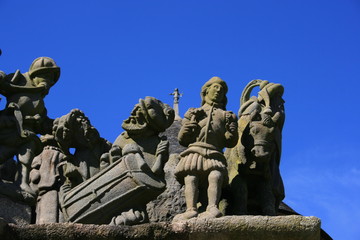 Personnages sur le calvaire de Guimiliau (Bretagne)