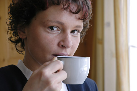 Frau mit Kaffeetasse