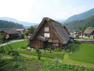 Fototapeta na wymiar Drewniany dom ze strzechą