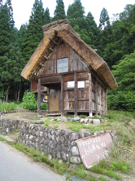 Holzhaus mit Strohdach