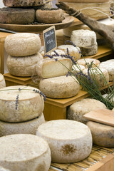Produits frais sur le marché : fromage au lait cru