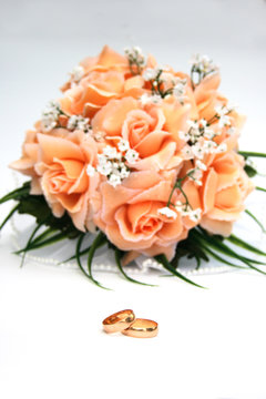 On a photo a rose and wedding rings