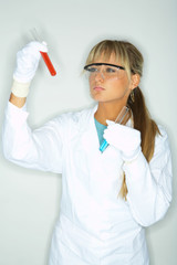 Naklejka premium Beautiful female lab worker testing and experimenting