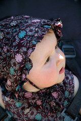 enfant au chapeau à fleurs