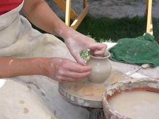 frau beim töpfern einer kleinen keramikvase