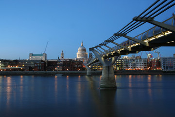 Fototapeta na wymiar Katedra Świętego Pawła i Millennium bridge