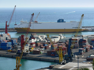 nave nel porto commerciale di Salerno