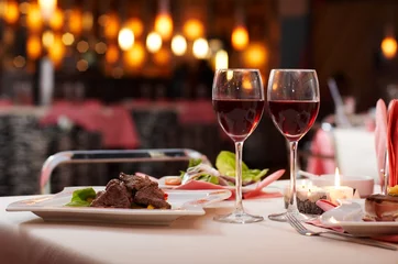 Foto op Plexiglas Gerechten vlees met salade en wijn