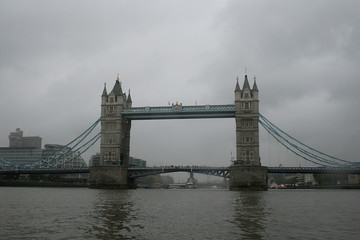 Fototapeta na wymiar Tower Bridge im Sturm
