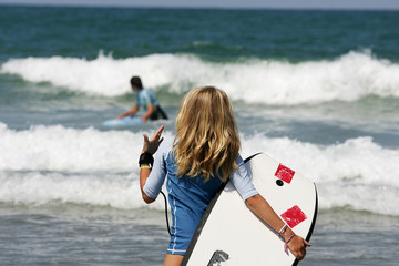 fillette en bodyboard