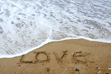 love écrit dans le sable