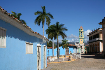Trinidad - Maison bleue, palmiers et église