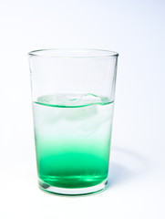 Verre de sirop de menthe