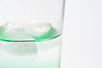 Verre de sirop de menthe