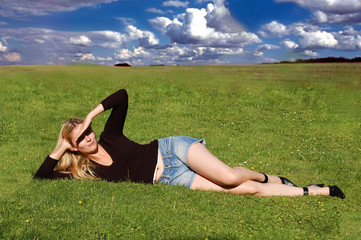 Femme couchée sur l'herbe