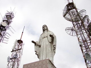 Estátua de santa entre antenas de TV no Pico do Ibituruna - obrazy, fototapety, plakaty