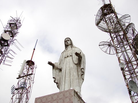 Est&aacute;tua de santa entre antenas de TV no Pico do Ibituruna