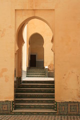 alignement de portes d'une mosquée à Meknes au Maroc