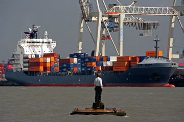 Mann in der Elbe