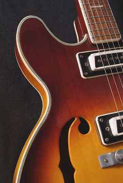 Semi-Hollowbody electric guitar