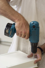 Driving screw with cordless drill