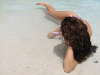 femme allongée dans la mer