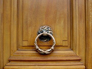 Porte en bois avec anneau doré