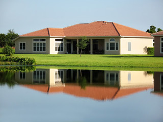Casa junto a lago