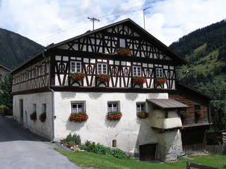 seltenes mittelalterliches  fachwerkhaus im tiroler kaunertal