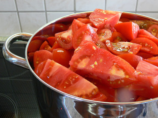 Tomatenstücke im Topf zum Einkochen