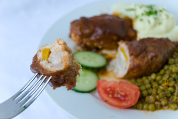 Roulade vom Schweinefleisch mit Beilagen