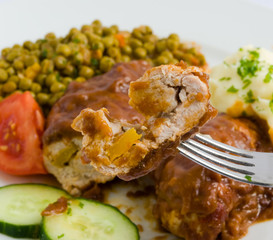 Roulade vom Schweinefleisch mit Beilagen-ein Batzen