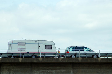 Obraz na płótnie Canvas Samochód i Wohanhänger na moście