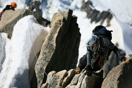 Alpinistes en cordée sur un rocher