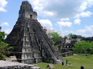 guatemala tikal pyramide maya flores peten amerique centrale