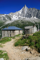 Fototapeta na wymiar Paysage montagne et refuge du montenvers