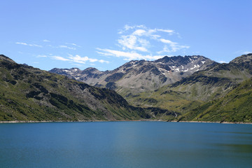 Fototapeta na wymiar Lac et barrage de montagne