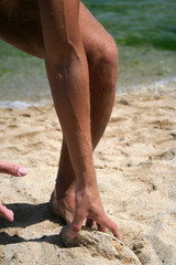 Fototapeta na wymiar Młodzi mężczy¼ni na plaży ręce osiągając
