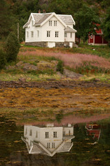 casa riflessa nel fiordo delle Vesteralen