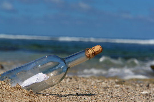 message et bouteille sur une plage tropicale
